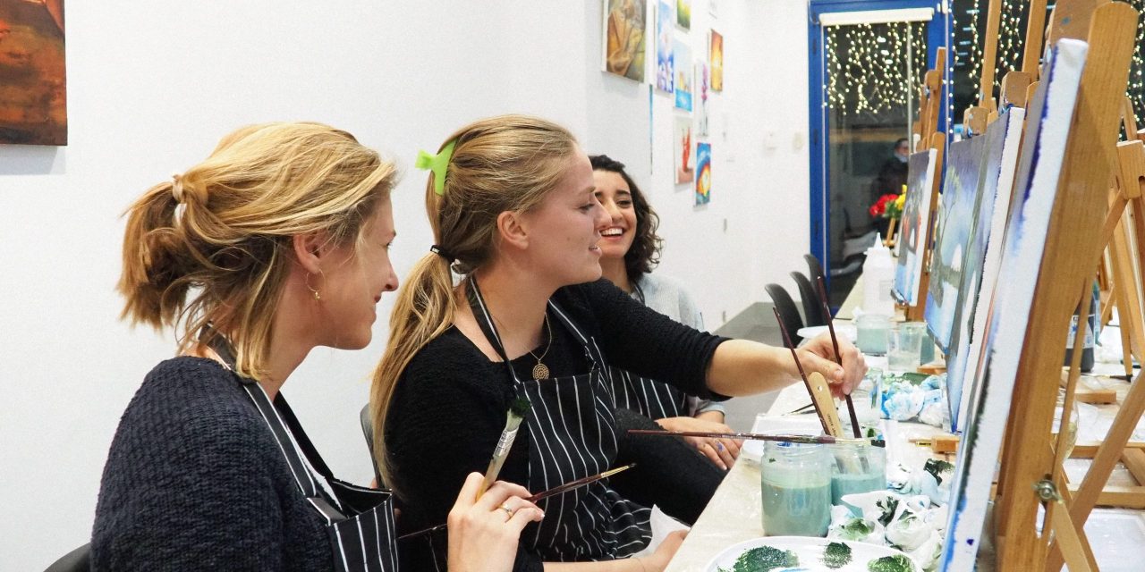 Aprende dibujo y pintura con vino y risas en Barcelona