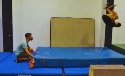 Parkour y acrobacia para niños y jóvenes