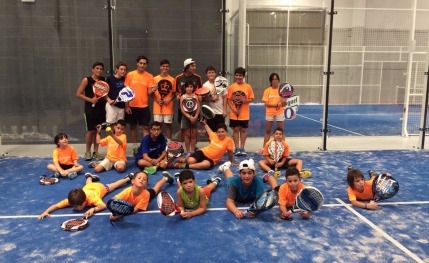 Clases y pistas de padel para niños y adultos