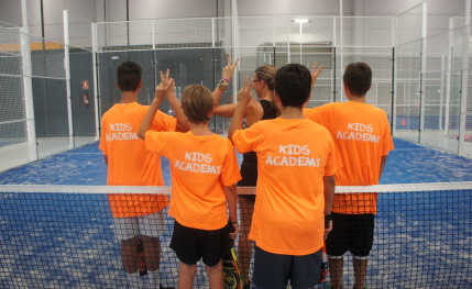 Clases y pistas de padel para niños y adultos