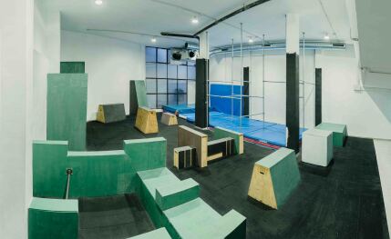 Parkour y acrobacia para niños y jóvenes