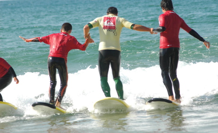 Escuela de surf para todas las edades y niveles