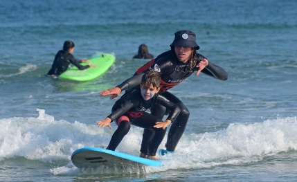 Escuela de surf para todas las edades y niveles