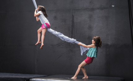 Clases de danza aérea para niños y adultos
